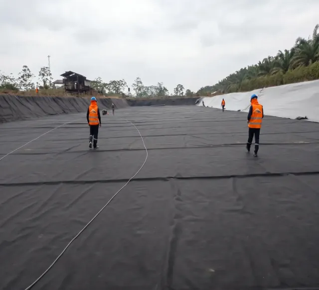 Instalación de geomembrana para impermeabilización de reservorio